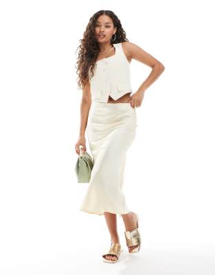 New Look Petite - Satin-Midirock in Gelb mit Schrägschnitt