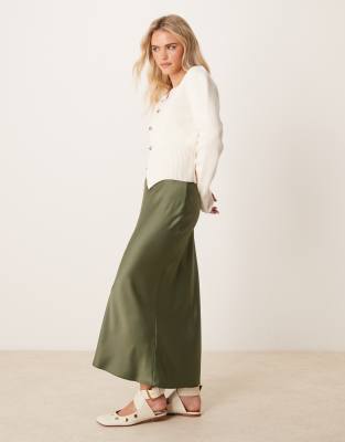 New Look Petite - Satin-Midirock in Khaki mit Schrägschnitt-Grün