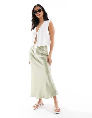 New Look Petite - Satin-Midirock in Salbeigrün mit asymmetrischem Schnitt