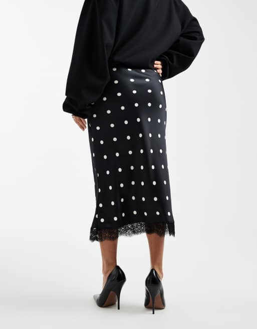 New Look Petite – Satin-Midirock in Schwarz mit Punktemuster und Spitzenborte, 2 von 5