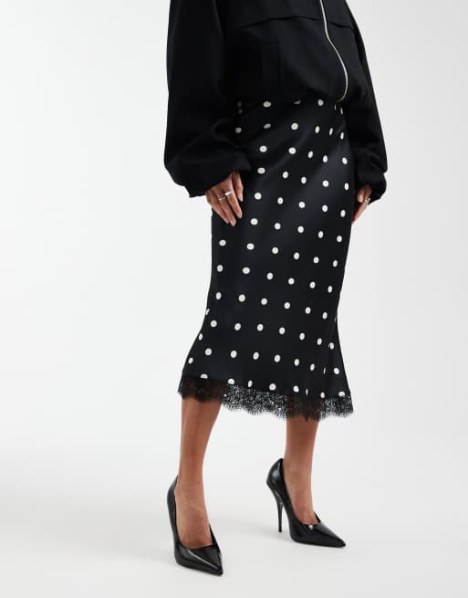 New Look Petite – Satin-Midirock in Schwarz mit Punktemuster und Spitzenborte, 4 von 5
