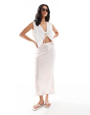 New Look Petite - Satin-Midirock in zartem Rosa mit schrägem Schnitt