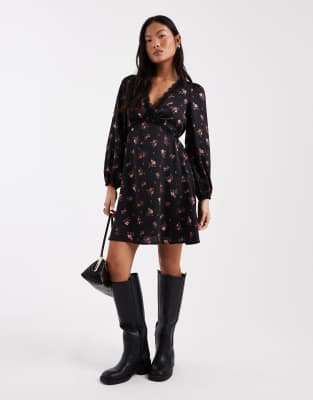 New Look Petite - Satin-Minikleid in Schwarz mit Blumenmuster und Spitzenbesatz