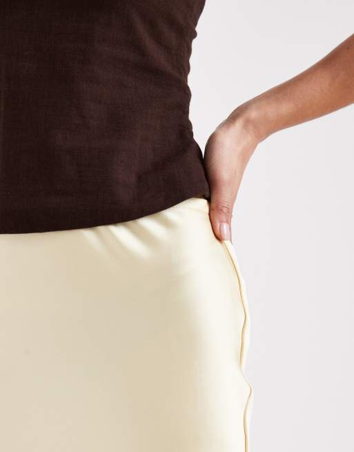 New Look Petite - Schuingesneden satijnen midi rok in botergeel, 4 van 5