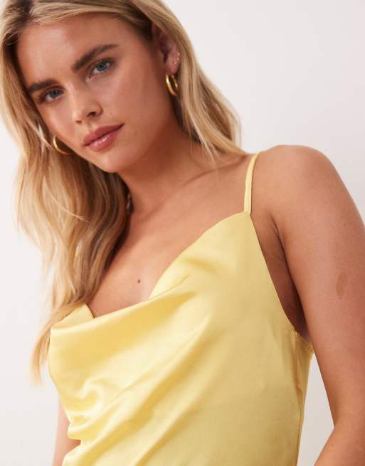 New Look Petite – Smörgul midiklänning i satin med draperad ringning, 3 av 4