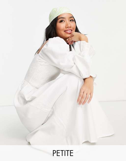 New Look Petite – Strukturiertes, gesmoktes Midikleid in Weiß