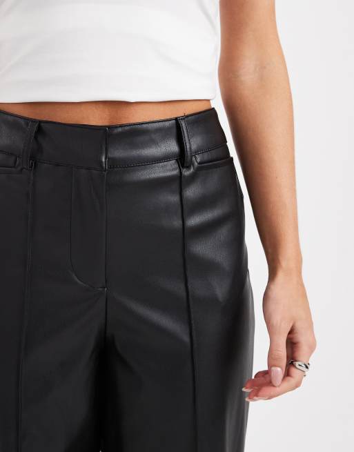 New Look Petite – Svarta byxor i läderimitation med vida ben, 2 av 5