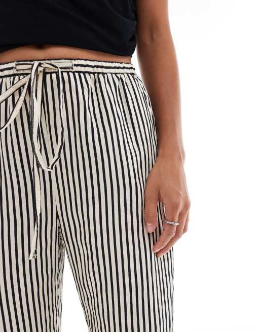 New Look Petite – Svarta, randiga byxor med vida ben, 2 av 5