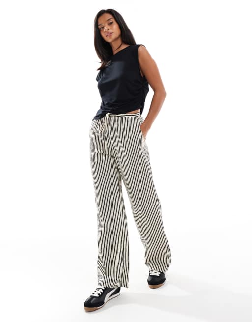 New Look Petite – Svarta, randiga byxor med vida ben, 3 av 5