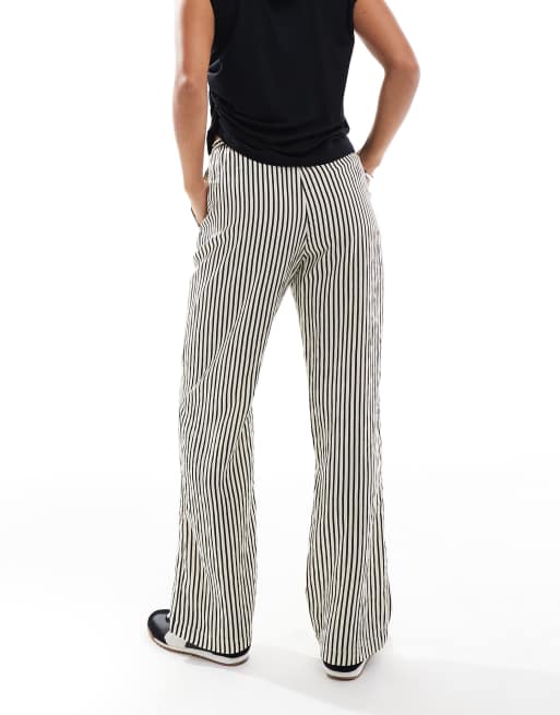 New Look Petite – Svarta, randiga byxor med vida ben, 4 av 5