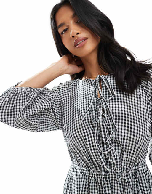 New Look Petite - Vestito grembiule midi nero a quadretti allacciato sul davanti, 2 di 4