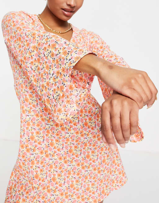 New Look Petite – Vorn gebundenes Minikleid mit orangem Blumenmuster, 3 von 4