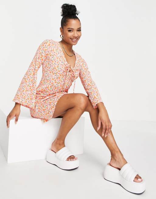 New Look Petite – Vorn gebundenes Minikleid mit orangem Blumenmuster, 4 von 4