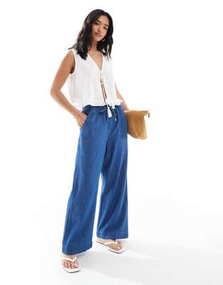 New Look Petite - Weit geschnittene Jeanshose zum Hineinschlüpfen in Mittelblau