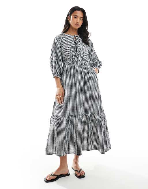 New Look Petite – Wiązana z przodu luźna sukienka midi w czarną kratkę vichy