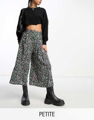 New Look Petite Wide Leg Crop Pants In Black Floral