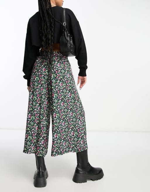 New Look Petite wide leg crop trouser in black floral, 2 of 4
