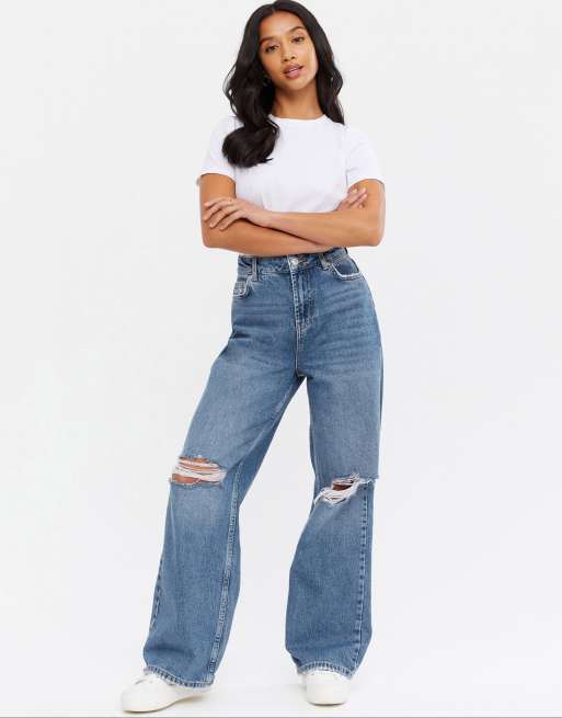 New Look Petite wide leg dad jeans with ripped knees in mid blue, 4 of 4