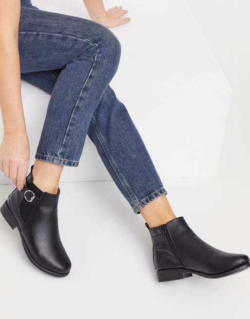 New Look - Platte enkellaarzen met gesp in zwart 