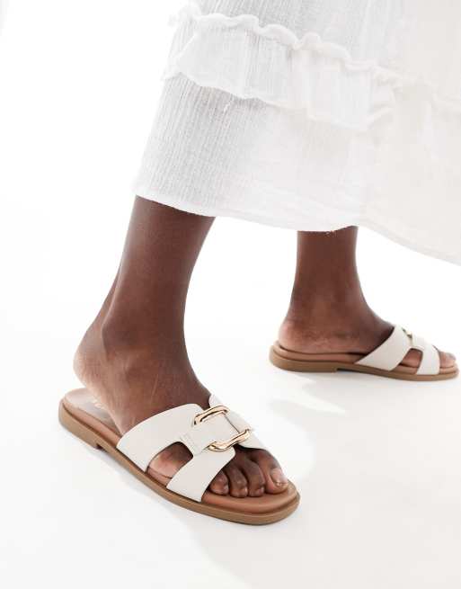 New Look - Platte sandalen met gesp aan de voorkant in gebroken wit