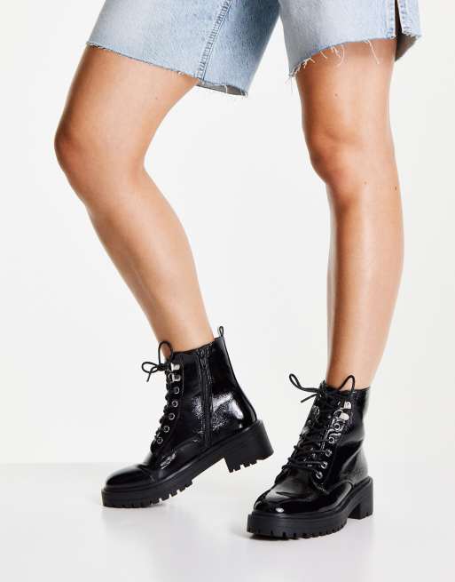 New Look - Platte veterlaarzen van lakleer met dikke zool in zwart