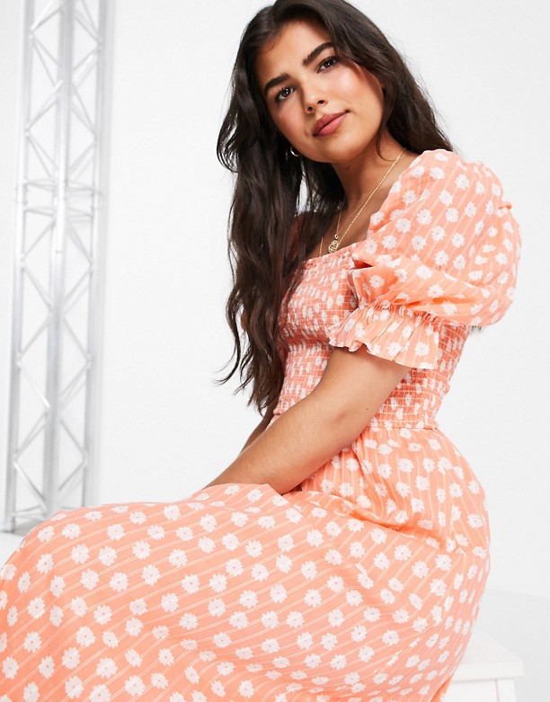  Zobacz Wizytę New Look – Pomarańczowa marszczona sukienka kaskadowa mini ze wzorem Pomarańczowy wzÓr