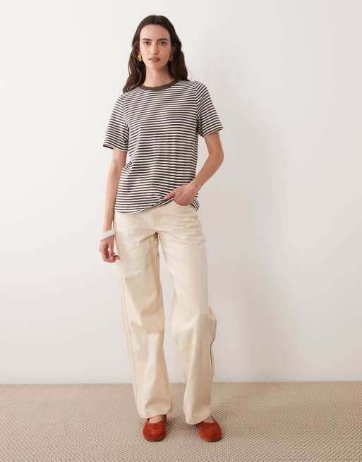 New Look Premium gestreiftes Girlfriend-T-Shirt in Braun und Cremeweiß, 2 von 4