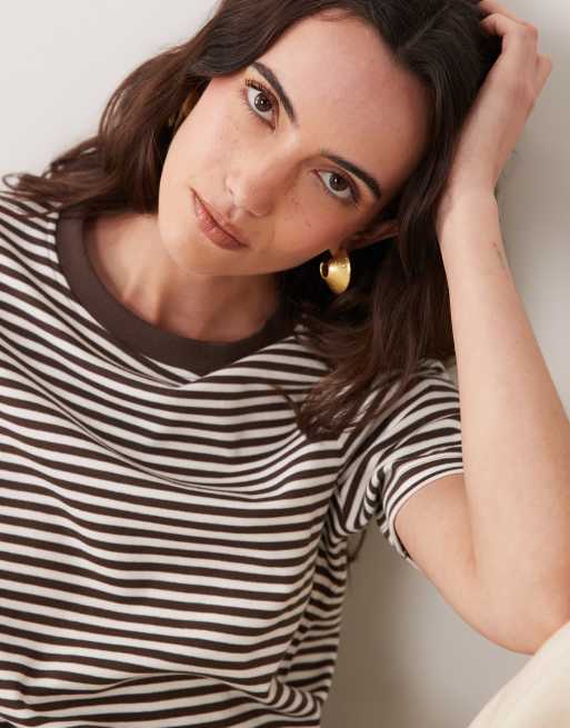 New Look Premium gestreiftes Girlfriend-T-Shirt in Braun und Cremeweiß, 3 von 4