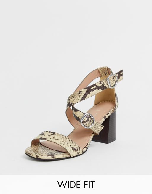 New Look PU sandalen met blokhak bandjes en brede pasvorm in dierenprint