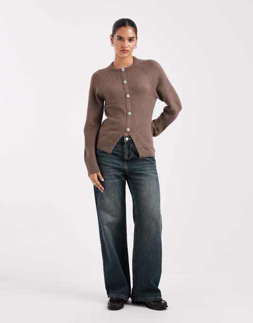 New Look – Pullover in Nerzbraun im Strickjacken-Design mit Knöpfen in Blütenoptik, 4 von 4