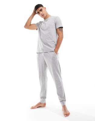 New Look - Pyjamaset met joggingbroek met borduursel in grijs