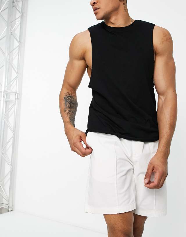 New Look relaxed fit pull-on shorts with pintuck in off-white