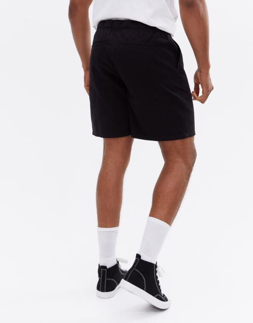 New Look relaxed fit shorts with clip belt in black, 3 of 4