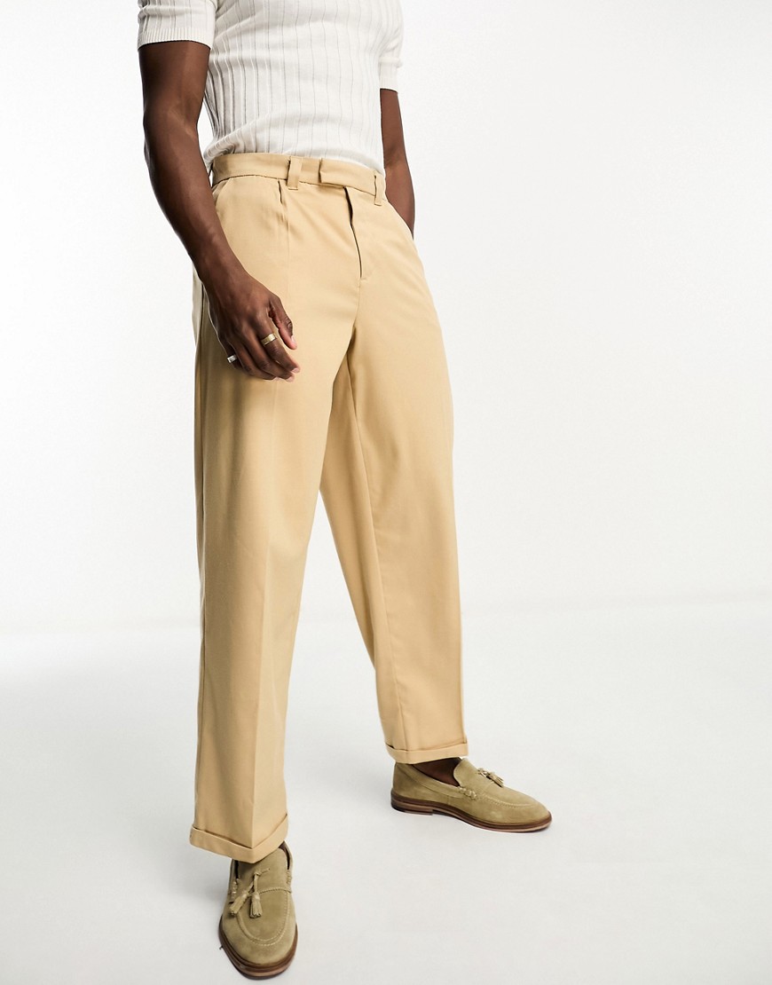 New Look relaxed pleat front trousers in camel-Neutral