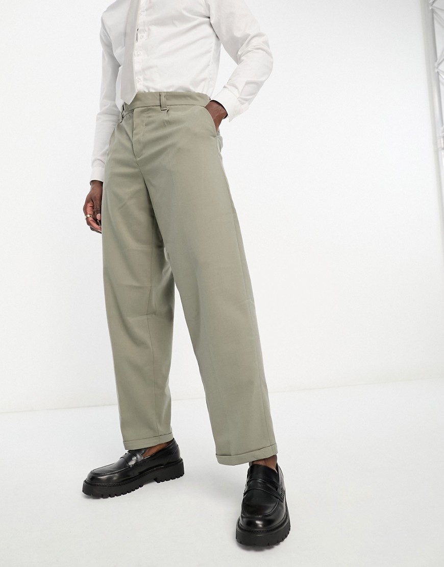 New Look relaxed pleat front trousers in khaki-Green