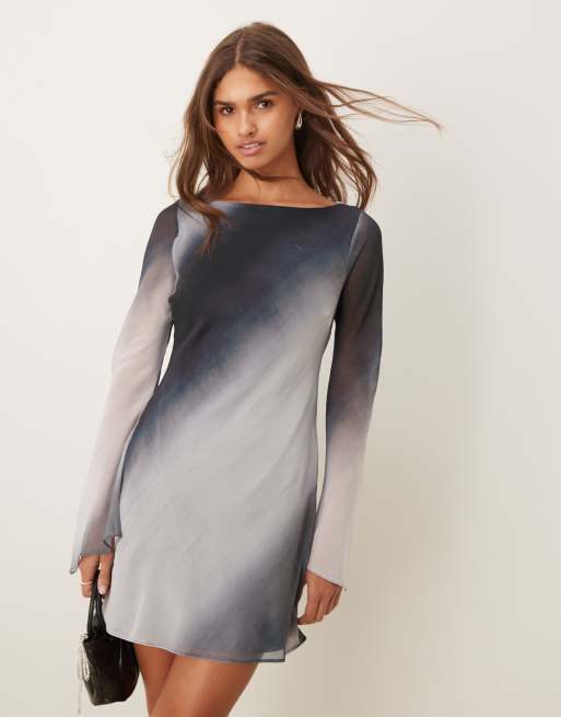 New Look - Robe courte en mousseline à manches évasées - Gris dégradé