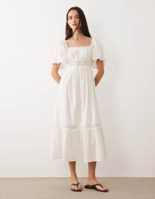 New Look - Robe mi-longue en plumetis avec encolure carrée et détail au crochet - Crème-Blanc