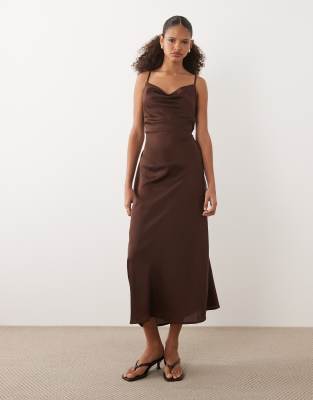 Robe mi-longue en satin à col bénitier - Marron-Brown 44