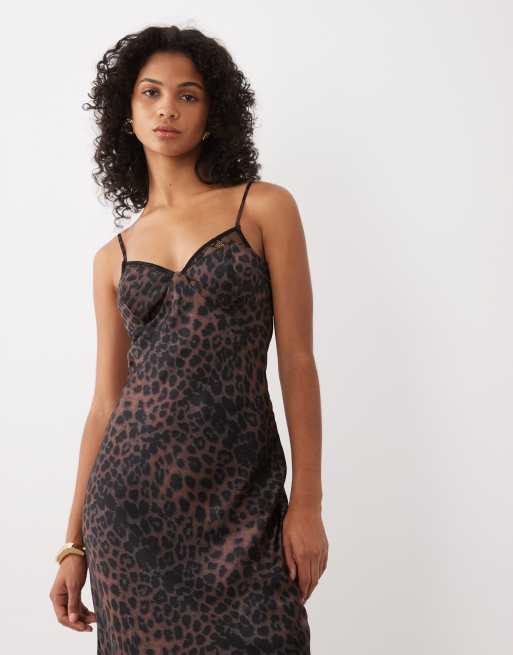 New Look robe midi en satin à détail en dentelle sur le buste, imprimé léopard marron, 2 de 4