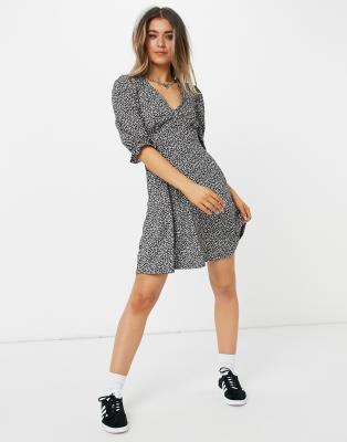 New Look - Robe rétro à col V - Noir fleuri
