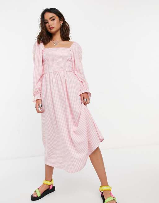 New Look – Rosa gingham-rutig midiklänning med smockade detaljer