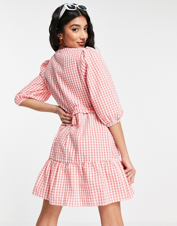  Autentyczny New Look – RÓżowa warstwowa sukienka mini z kopertowym wiązaniem i wzorem w kratkę vichy RÓżowy ze wzorem