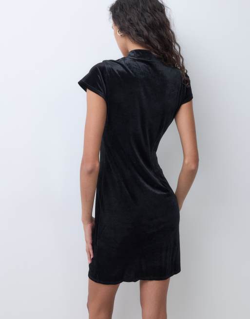 New Look Samtkleid mit Stehkragen und Cut-outs in Schwarz, 4 von 5