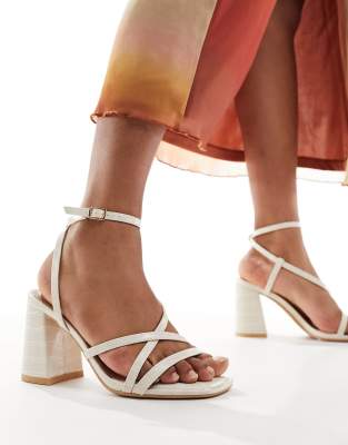 New Look - Sandalen in Cremeweiß mit Blockabsatz und mehreren Riemchen