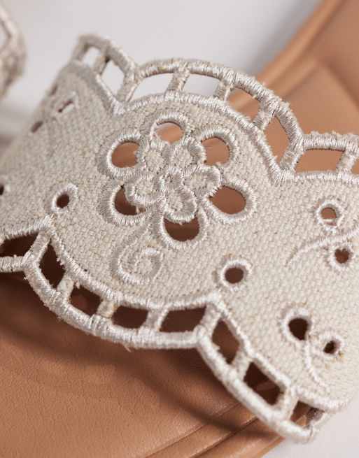 New Look – Sandalen in Cremeweiß mit Lochstickerei, 2 von 4