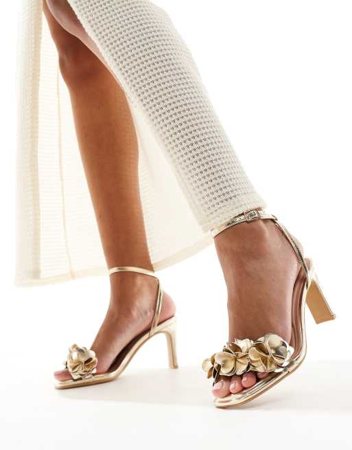 New Look – Sandalen in Gold mit Blumenriemen und Absatz, 4 von 4