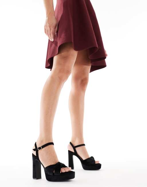 New Look – Sandalen in Schwarz mit Schnalle in Goldoptik und Blockabsatz, 2 von 4