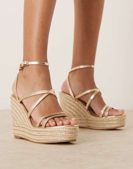 New Look - Sandalen met bandjes en sleehak in goud