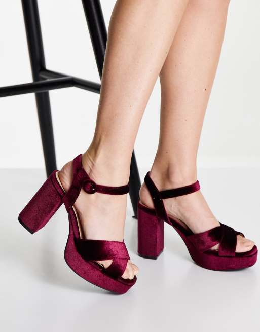 New Look - Sandalen met plateauhak van fluweel met gekruiste bandjes in bordeauxrood