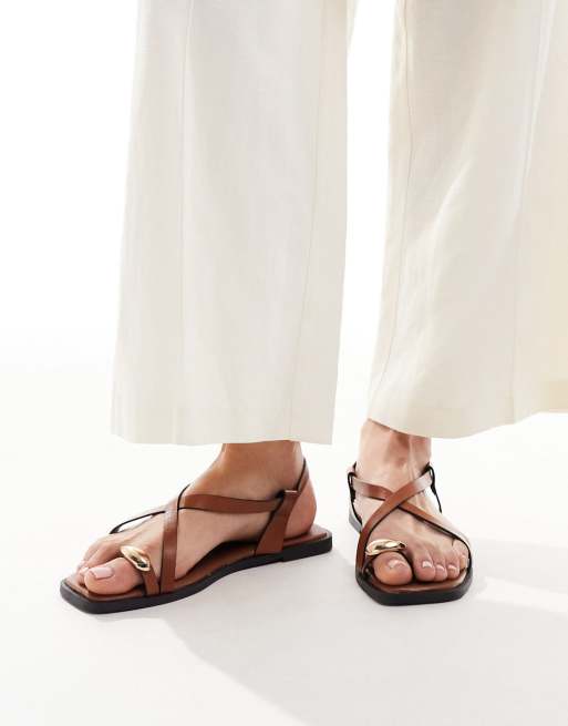 New Look - Sandalen met teenlus en metalen detail in lichtbruin